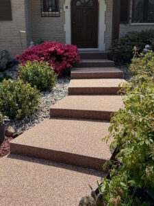 Escalier extérieur en résine bicolore beige et marron