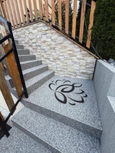 Motif sur un escalier en moquette de pierre