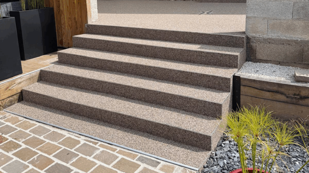 Escalier en résine un revêtement antidérapant, design et durable — free download