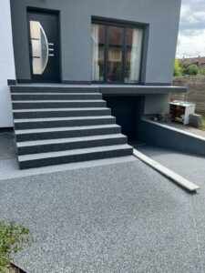 Entrée moderne en moquette de pierre