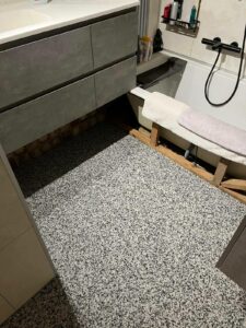 Sol de salle de bain en moquette de pierre ou résine de marbre