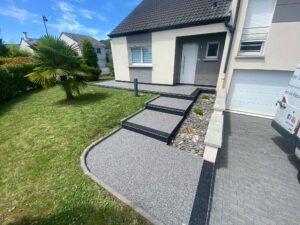 Allée de maison avec escalier en moquette de pierre