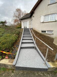 Escalier extérieur en marbre résine avec garde corps