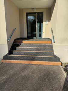 Escalier entrée d'immeuble avec marches constrastées en résine