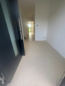Entrée de maison avec sol en moquette de pierre intérieure