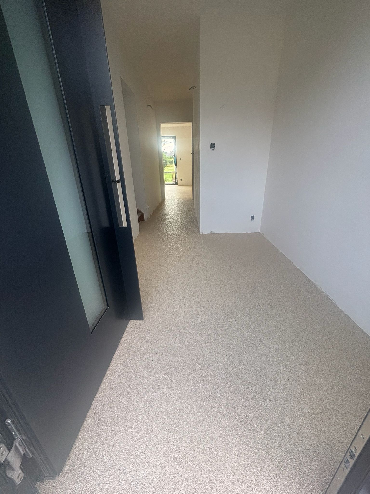 Entrée de maison avec sol en moquette de pierre intérieure