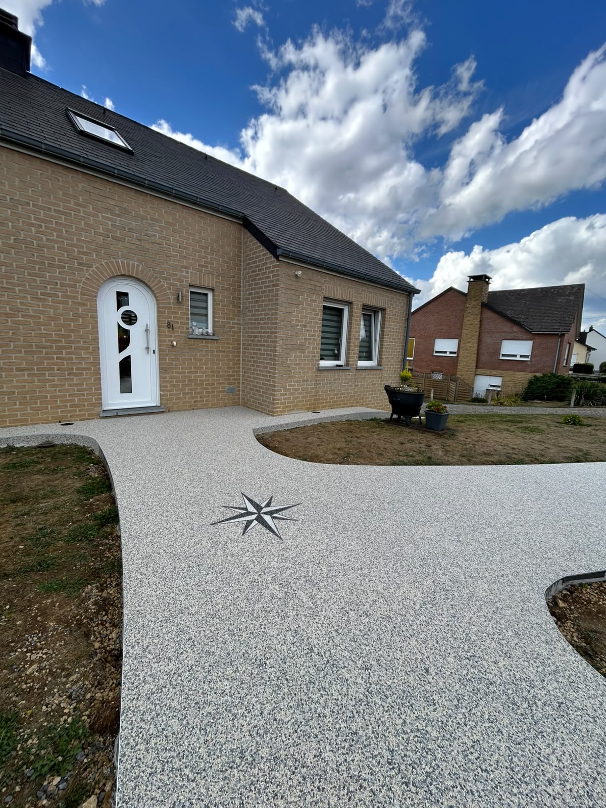 Allée de maison en moquette de pierre